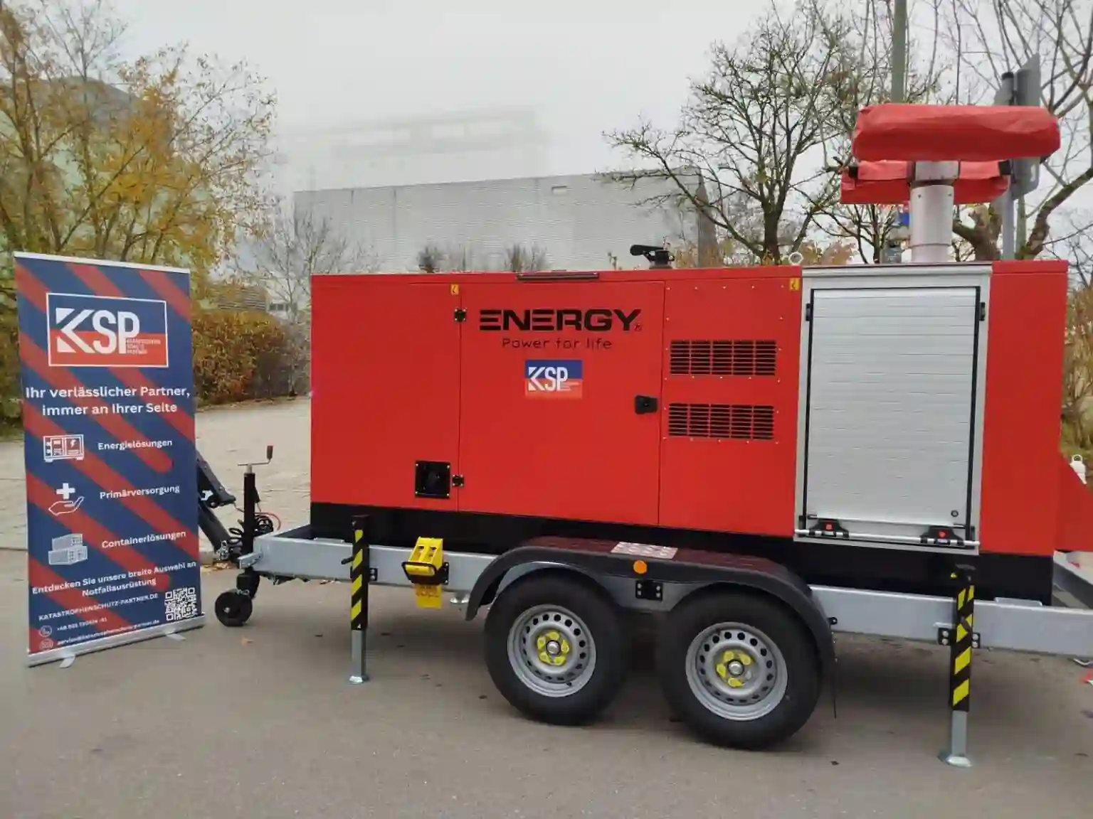 Der mobile KSP-Stromerzeuger mit Banner am Veranstaltungsort